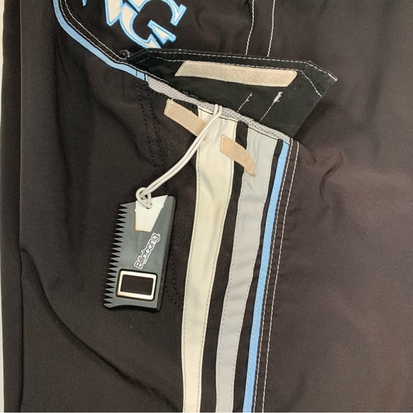 Billabong Men's Board Short Size 33 color black with billabong accesory tool - Picture 10 of 15